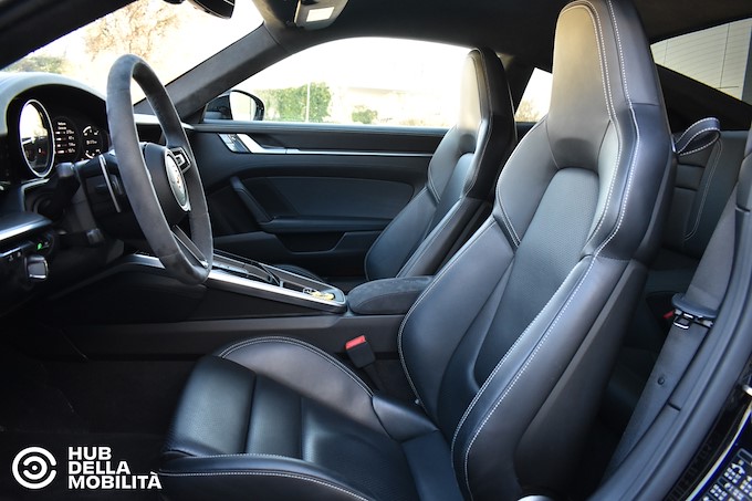 PORSCHE 911 Carrera 4S